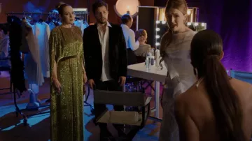 Reem Acra Cape Effect Velvet Trimmed Sequined Chiffon Gown porté par Fallon Carrington (Elizabeth Gillies) comme vu dans Dynasty (S04E14)