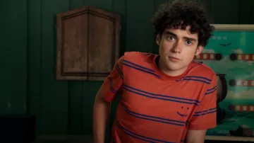 Paul Smith Happy Face Logo Striped Tee usado por Ricky (Joshua Bassett) como se ve en High School Musical: The Musical: The Series (S03E07)