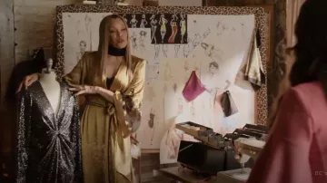 Carine Gilson Ceinture Chantilly Dentelle Garnie Soie Satin Robe portée par Dominique Deveraux (Michael Michele) comme vu dans Dynasty (S04E15)
