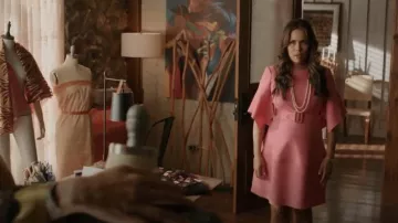 Oscar de la Renta Flutter Manga Vestido con cinturón usado por Cristal Carrington (Daniella Alonso) como se ve en Dinastía (S04E15)