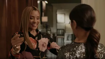 Gucci + Ken Scott Floral Print Silk Crepe de Chine Camisa usada por Dominique Deveraux (Michael Michele) como se ve en Dynasty (S04E15)