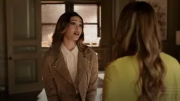 BlankNYC Morning Suede Moto Jacket usado por Eva (Kara Royster) como se ve en Dynasty (S04E15)