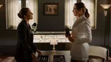 Alex Perry Caden Duchesse Satin Shorts usados por Fallon Carrington (Elizabeth Gillies) como se ve en Dynasty (S04E15)
