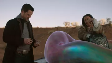 Patricia Nash Cavo Tote porté par Liz Ortecho (Jeanine Mason) vu à Roswell, Nouveau-Mexique (S04E13)