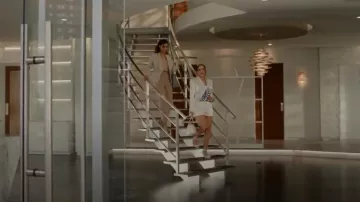 Simone Rocha Pearlescent Egg Cross Body Bag utilizado por Fallon Carrington (Elizabeth Gillies) como se ve en Dynasty (S04E15)
