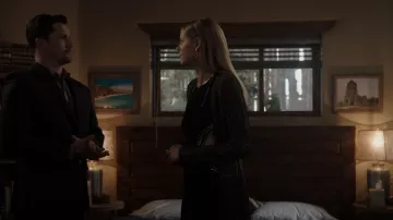 Norma Kamali Stud Short Sleeve Cut Out Jumpsuit usado por Isobel Evans (Lily Cowles) como se ve en Roswell, Nuevo México (S04E13)