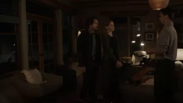 M Missoni Metallic Longline Duster usado por Isobel Evans (Lily Cowles) visto en Roswell, Nuevo México (S04E13)