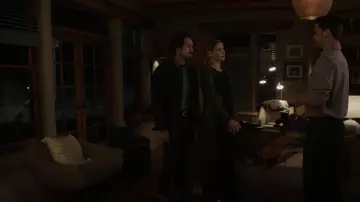 M Missoni Metallic Longline Duster porté par Isobel Evans (Lily Cowles) vu à Roswell, Nouveau-Mexique (S04E13)