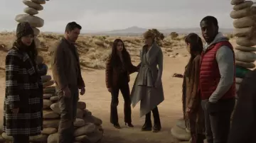 Calvin Klein Plaid Walker Coat porté par Rosa Ortecho (Amber Midthunder) vu à Roswell, Nouveau-Mexique (S04E13)