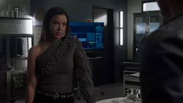 Ceinture Sandro avec boucle ronde et œillets portée par Maria DeLuca (Heather Hemmens) vue à Roswell, Nouveau-Mexique (S04E13)