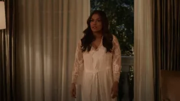 Jonquil Collette Lace Longline Robe usado por Cristal Carrington (Daniella Alonso) como se ve en Dinastía (S04E15)
