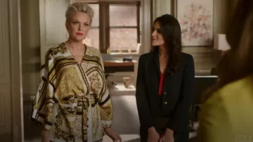 Túnica de seda con estampado barroco versace usada por Alexis Carrington (Elaine Hendrix) como se ve en Dinastía (S04E15)