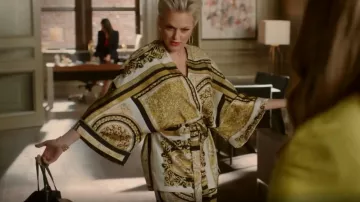 Versace Barocco Mosaic Printed Silk Pants usado por Alexis Carrington (Elaine Hendrix) como se ve en Dynasty (S04E15)