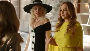 Balmain Off The Shoulder Vestido drapeado de dos tonos usado por Alexis Carrington (Elaine Hendrix) como se ve en Dinastía (S04E15)