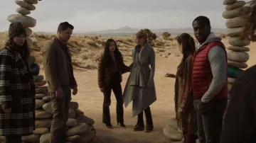 Capa de manta desigual norma Kamali usada por Isobel Evans (Lily Cowles) vista en Roswell, Nuevo México (S04E13)