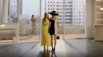 Bolso de hombro Cult Gaia Gia usado por Alexis Carrington (Elaine Hendrix) como se ve en Dynasty (S04E15)