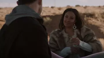 Francescas Leslie Multi Stone Chandelier Boucles d’oreilles portées par Maria DeLuca (Heather Hemmens) vues à Roswell, Nouveau-Mexique (S04E13)