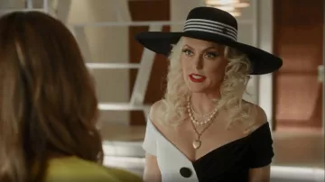 Maison Michel Bianca Chapeau rayé porté par Alexis Carrington (Elaine Hendrix) vu dans Dynasty (S04E15)