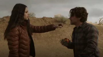 Veste Scully Brown Leather Ribbed Puffer portée par Liz Ortecho (Jeanine Mason) vue à Roswell, Nouveau-Mexique (S04E13)