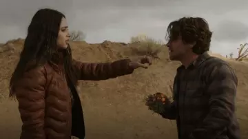 Veste Scully Brown Leather Ribbed Puffer portée par Liz Ortecho (Jeanine Mason) vue à Roswell, Nouveau-Mexique (S04E13)