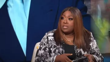 Chemise à boutons florale halogène portée par Loni Love comme on le voit dans E! News Daily Pop le 08 septembre 2022