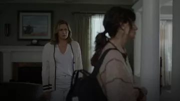 Frame Le Mid Rise V-Neck Tee In Blanc worn by Erin (Alicia Silverstone) as seen in American Horror Stories (S02E08)