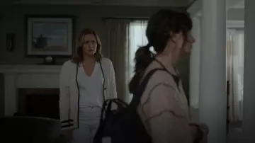 Frame Le Mid Rise V-Neck Tee In Blanc worn by Erin (Alicia Silverstone) as seen in American Horror Stories (S02E08)