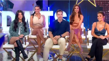 Reformación Jennie Falda usada por Charli D'Amelio como se ve en Good Morning America el 08 de septiembre de 2022