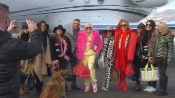 Marc Jacobs Le pantalon de piste imprimé Monogramme porté par Lisa Rinna vu dans The Real Housewives of Beverly Hills (S12E16)