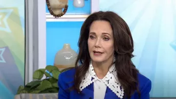 Jil Sander Broded Collar Button-Down Fluid Shirt porté par Lynda Carter comme vu dans Today with Hoda & Jenna le 08 septembre 2022