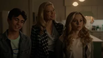 Aqua Cutaway Blazer usado por Barbara Whitmore (Amy Smart) como se ve en Stargirl de DC (S03E01)