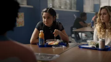 BDG Katie Seamed Baby Tee usada por Yolanda Montez (Yvette Monreal) como se ve en Stargirl de DC (S03E01)