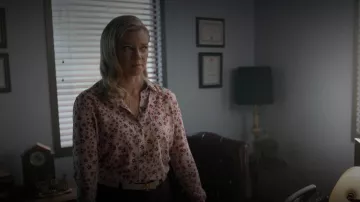 Tory Burch Kira Belt porté par Barbara Whitmore (Amy Smart) vu dans Stargirl de DC (S03E02)