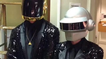 Blazer noir porté par Thomas Bangalter pour la séance photo Daft Punk