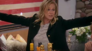 Abrigo de lana Gucci con doble G usado por Kathy Hilton como se ve en The Real Housewives of Beverly Hills (S12E16)