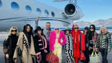 Gucci GG Denim Baseball Hat usado por Sheree Zampino como se ve en The Real Housewives of Beverly Hills (S12E16)