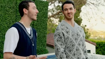 Sweat-shirt Dior Cd Diamond Grey Motif porté par Kevin Jonas comme on le voit dans Claim to Fame (S01E09)