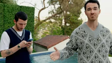River Island V Neck Knitted Vest In Black porté par Frankie Jonas comme on le voit dans Claim to Fame (S01E09)