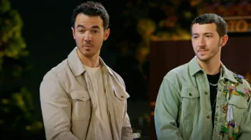 Reiss Pike Suede Zip Front Trucker Jacket usado por Kevin Jonas como se ve en Claim to Fame (S01E09)
