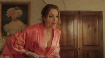 Natori Peony Blossoms Túnica bordada usada por Fallon Carrington (Elizabeth Gillies) como se ve en Dinastía (S04E17)