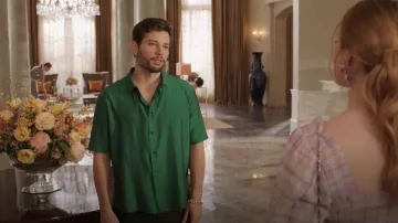 Camisa de seda iridiscente de Saint Laurent usada por Sam Jones (Rafael de la Fuente) como se ve en Dinastía (S04E17)