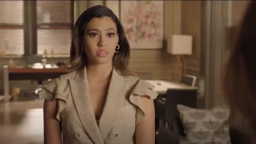Veronica Beard Janae Plaid Flutter-Sleeve Vest usado por Eva (Kara Royster) como se ve en Dynasty (S04E17)