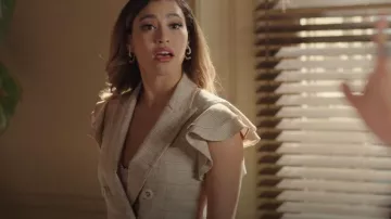 Pendientes Demarson Pearl Luna usados por Eva (Kara Royster) como se ve en Dinastía (S04E17)