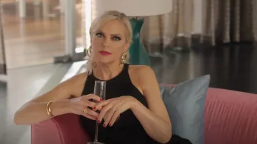 Pendientes Bonheur Laurene Hoop usados por Alexis Carrington (Elaine Hendrix) como se ve en Dinastía (S04E17)