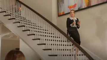 Jimmy Choo Sacaria Sandalia adornadas con perlas usadas por Fallon Carrington (Elizabeth Gillies) como se ve en Dinastía (S04E17)