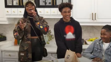 Chaqueta parcheada de camuflaje de color blanco que Virgil Ablou diseñó usado por Marlo Hampton como se ve en The Real Housewives of Atlanta (S14E17)