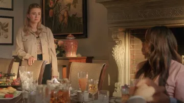 Chaqueta IRO Juste usada por Amanda Carrington (Eliza Bennett) como se ve en Dynasty (S04E17)