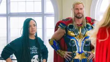 "The Phantom of the Opera" Graphic Sweatshirt of King Valkyrie (Tessa Thompson) in Thor: Love and Thunder