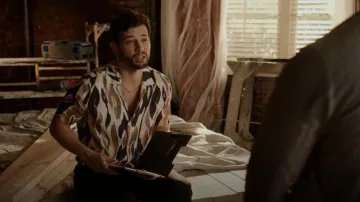 All Saints Fuego Short Sleeve Button Up Camp Shirt porté par Sam Jones (Rafael de la Fuente) comme vu dans Dynasty (S04E16)