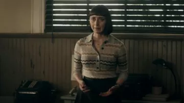 Suéter Tory Burch Berta usado por Chrissy Beppo (Sofia Hasmik) como se ve en Superman & Lois (S01E13)